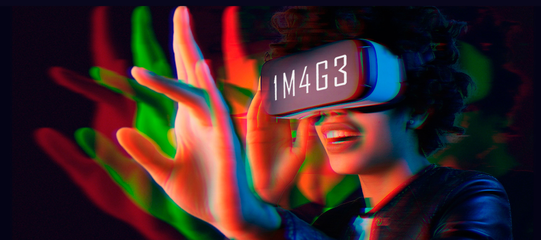 Garota no metaverso interagindo com o logotipo da 1M4G3 Design.
